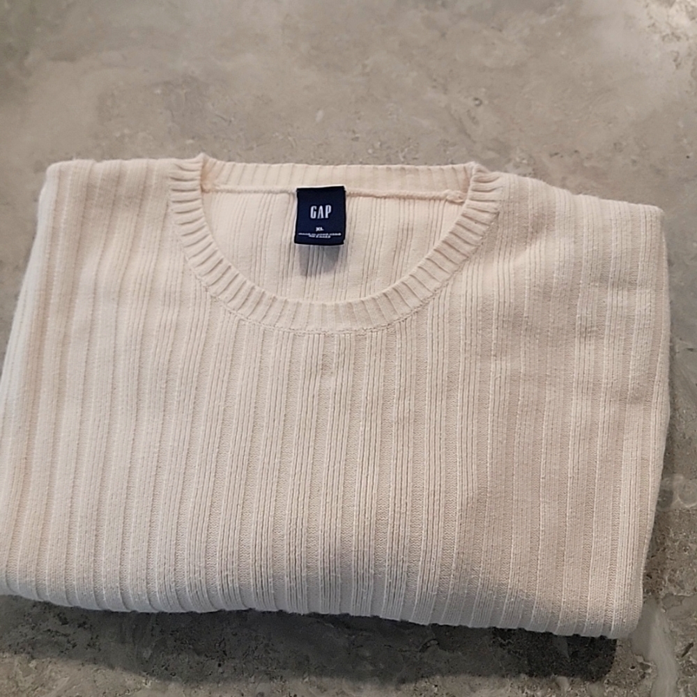 Mens gap sweater.  Great condition. bundle and save